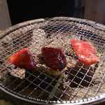 HACHI HACHI - その後は七輪でまずカルビから焼き始め