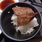 HACHI HACHI - おかずをオンザライスする技を用いてカルビを頂いてみると
カルビは肉から脂がとろける様なやわらかな味わいで、固めに炊かれたご飯との相性がよく
一つの肉切れでご飯がバクバクいけちゃいそうな旨味がある。