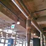 HACHI HACHI - 店内はコンクリート打ちっぱなしの内装で、七輪の上に煙を吸うダクトと