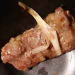 HACHI HACHI - 焼きあがった後に小皿にとってネギ塩ハラミを頂いてみると、カルビほどの濃厚な味わいは無い物の
さっぱりとして柔らかく、そしてジューシーな美味しいはらみ焼肉でした。