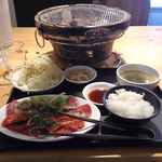 HACHI HACHI - 程なくして今回注文した牛カルビ&ネギ塩ハラミ定食980円が到着し