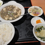 新香港屋台 - 白い麻婆豆腐にスープ　サラダ　ごはんとキムチがついて　ランチ定食になります