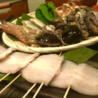 愛知県一色町のブランド鰻、三河淡水の「鰻咲」を囲炉裏で。