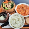 農家厨房 - メインの海老のチリソース炒めに、野菜セイロ蒸しやスープ、おかわりOKのご飯にデザート付き♪日替わり定食1,100円