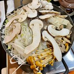 二幸園 - 大ぶりのスライス松茸に山えのきやシメジ、なめこなどのキノコがたっぷりです❣️