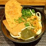 驛麺家 - 天ぷら きつね とろろうどん (税込)500円 に七味を投入 (2022.11/上旬)