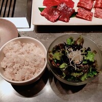 焼肉うしごろ 横浜店 - 麦飯、チョレギサラダ