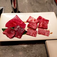 焼肉うしごろ 横浜店 - 左上:厳選赤身。左下左:タン。左下右:厚切りハラミ。右上:タテバラ2枚。右中:ササミ2枚。右下:インサイド2枚。