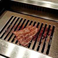 焼肉うしごろ 横浜店 - 3枚目を焼いたら、汚れたので金網を交換