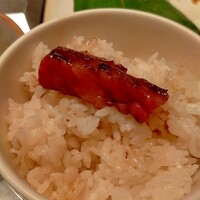 焼肉うしごろ 横浜店 - タレや肉の旨味をライスにチョンチョンします。