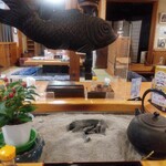 Tokuichi - 囲炉裏付き大テーブル〜背中側は玄関〜待ち時間中は英語で説明する検温器とスピーカーの音がうるさかったがうどんを食べてたら気にならなくなった。