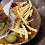 Jack37Burger - バリネスダブルバーガー  付け合わせのポテトフライとピクルス