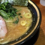 横浜家系ラーメン 三郷家 - マイルドでバランスのいいスープ。