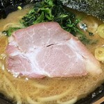 横浜家系ラーメン 三郷家 - チャーシューは肩ロースのスモーク。