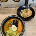 Kanakoのスープカレー屋さん - kanako’s  チキングリル on ライス＋アロマスパイス（50番、ライス小盛、ナス追加）