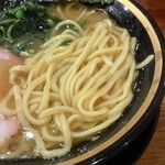 横浜家系ラーメン 三郷家 - 大橋製麺多摩の中太麺。