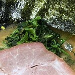横浜家系ラーメン 三郷家 - ほうれん草は見た目より多め。