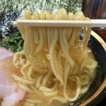 横浜家系ラーメン 三郷家 - 麺リフト。
