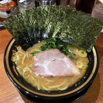 横浜家系ラーメン 三郷家 - ラーメン750円麺硬め味濃いめ油多め。海苔増し100円。