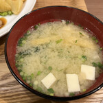 ボンバーキッチン 薬院本店 - このように、味噌が舞い上がっている状態で提供できるお店は少ない。これがおいしい味噌汁の証。