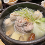 Hakata Hanamidori - 華味鳥の鶏団子、骨つき肉、レバー、マロニー、キャベツなど