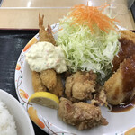 定食屋　大盛亭 - 大盛りＣ定食：エビフライ３、唐揚げ２、チキンカツ２