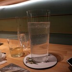 おにぎりカフェ&BAR 一粒万倍 - 手切りの氷で頂く、HINATAのジントニック。