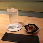 おにぎりカフェ&BAR 一粒万倍 - 季の美のジントニックとお通しのおつまみナッツ。