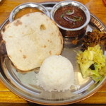 シバカリーワラ - ナマステランチ（キーマディルパサンド、ダールマッカーニ、チーズクルチャ、小ライス、キャベツのアチャール、インドの副菜）