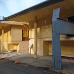 倉加屋 - いろんなベンチが いろんな所にあります