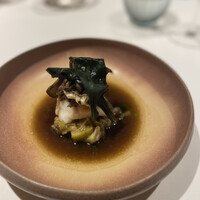 ラ ペ - 魚料理: ミシマオコゼ
                      こちらも長谷川さんの神経締めのオコゼ。
                      まいたけ、香茸、金時草、焼きナスが一緒に。
                      香茸のコンソメ、パセリのオイル