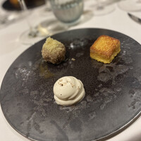 ラ ペ - 前菜④: フォアグラ
                    手前はメイプルシロップクリーム。
                    1番奥のフォアグラムースにはいぶりがっこが入ってます！それを裏漉しした栗で包み、栗のパウダーが。
                    フレンチトーストと３つ合わせていただきます。