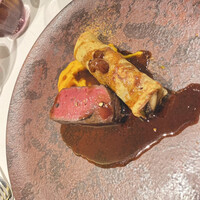 ラ ペ - 肉料理: 鹿肉
                    いろいろキノコのクレープ
                    上に乗っているのはシャインマスカットのレーズン