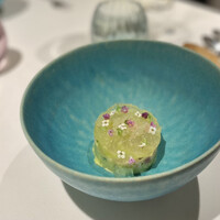 ラ ペ - 前菜①沖アジ
                    長谷川さんによる神経締めの沖アジをタルタル、シャインマスカット、アボカド、きゅうりなどが綺麗に層になっており、上には梅のコンソメゼリー。フィンガーライムもアクセントになっています。
                    