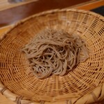 浅草じゅうろく - 蕎麦はこんな感じで提供される。この日は福井県大野産の在来と丸岡のブレンドだそう 202211