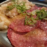 カウンター焼肉かるび - ネギ塩たん、てっちゃん