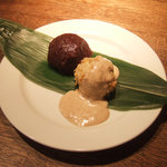 カフェ マメヒコ - 7/24限定のクルミ餅 冷茶とともに(1000円)　のクルミ餅