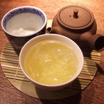 カフェ マメヒコ - 7/24限定のクルミ餅 冷茶とともに(1000円)　の日本煎茶。深蒸し茶・牧之原