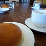 てとて パン工房＆カフェ - テーブルの上、コーヒーと冷やしパン