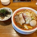 ばり馬 - 旨辛チゲラーメン、味玉トッピング、豚めし