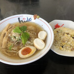 麺や hide - マグロ出汁の白醤油仕立て（850円）、半チャーハン（300円）