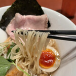 酒肴場 屯 - 麺は加水率高めの全粒粉入り中細ちょいちぢれ麺。ツルモチ食感です。