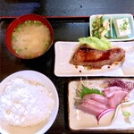 十八番 - ブリ刺し、照り揚げ定食。¥900。