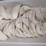 博多八助 - 店舗内製造の冷凍生ギョウザ
