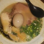 らーめん功喜 - 塩らーめん　味玉　緑の麺