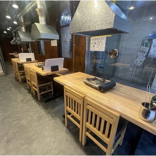 全席ゆったり座れるテーブル席