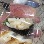 さかなやの寿司 - 「しめ鯖」「はまち」「つぶ貝」「煮穴子」　どれも1カン53円♪