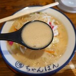 ちゃんぽん 一鶴 - コクと旨味が広がる白濁スープ。何なら牛乳や乳成分でも入ってるの？と思うぐらい、円やかで超クリーミーな味わい。「とんこつラーメン」とも違うんだよなぁ。クセも臭みも無くて。