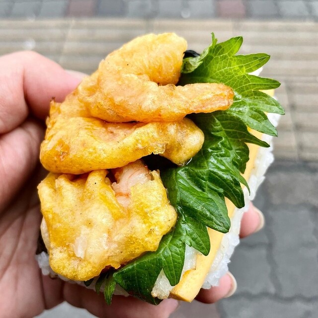 『お店おすすめNo.1となる香味だれ海老天むす』by PONTA/ : ごちそう焼きむすび おにまる 大須店 - 上前津/おにぎり [食べログ]