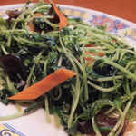 福建家庭料理 旬の香 - 特製・毛湯がコク豊かに引き立てます！　「豆苗炒め」